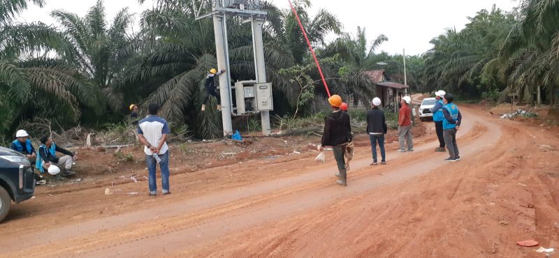 Kesibukan petugas dari PLN sedang bekerja mengaktifkan gardu ( foto Ist )