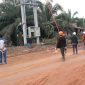 Kesibukan petugas dari PLN sedang bekerja mengaktifkan gardu ( foto Ist )