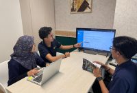 Aplikasi Inspekta ini menjadi sarana digital untuk memantau, mencatat, dan menindaklanjuti setiap temuan ketidaksesuaian di lapangan terkait aspek keselamatan, lingkungan, instalasi, kelistrikan, dan keamanan (Foto: Pegawai K3 PLN EPI sedang rapat pembahasan terkait penggunaan aplikasi Inspekta).