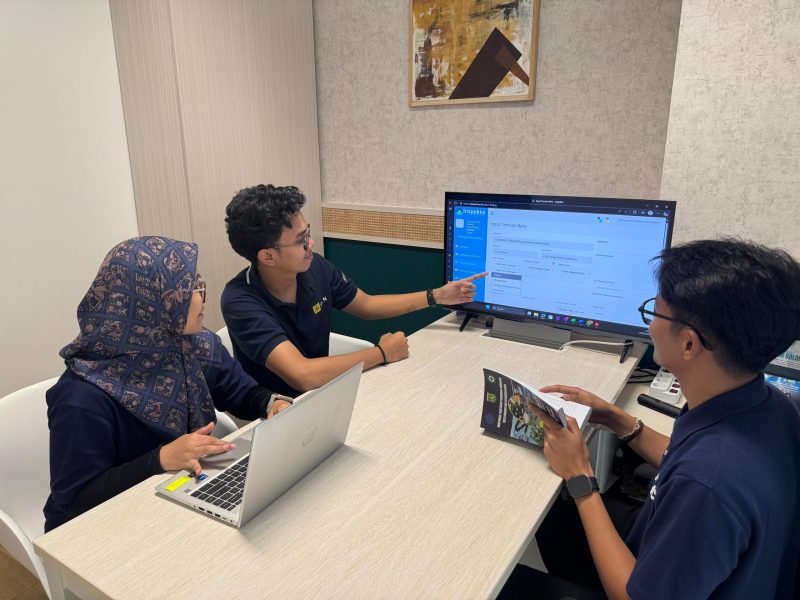 Aplikasi Inspekta ini menjadi sarana digital untuk memantau, mencatat, dan menindaklanjuti setiap temuan ketidaksesuaian di lapangan terkait aspek keselamatan, lingkungan, instalasi, kelistrikan, dan keamanan (Foto: Pegawai K3 PLN EPI sedang rapat pembahasan terkait penggunaan aplikasi Inspekta).