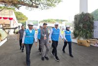 Direktur Utama PLN, Darmawan Prasodjo (kedua dari kanan) didampingi Direktur Distribusi PLN, Arsyadany G. Akmalaputri (kanan), General Manager PLN UID Jakarta Raya, Moch. Andy Adchaminoerdin (kiri), dan Kepala Bagian Bangunan  Sekretariat Presiden, Andi Firdaus (kedua dari kiri) saat meninjau lapangan Istana Merdeka yang akan menjadi venue Upacara HUT ke-80 Kemerdekaan RI. PLN siap menghadirkan suplai listrik yang andal guna mendukung kelancaran seluruh rangkaian agenda peringatan HUT ke-80 Kemerdekaan RI di Jakarta.