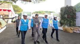 Direktur Utama PLN, Darmawan Prasodjo (kedua dari kanan) didampingi Direktur Distribusi PLN, Arsyadany G. Akmalaputri (kanan), General Manager PLN UID Jakarta Raya, Moch. Andy Adchaminoerdin (kiri), dan Kepala Bagian Bangunan  Sekretariat Presiden, Andi Firdaus (kedua dari kiri) saat meninjau lapangan Istana Merdeka yang akan menjadi venue Upacara HUT ke-80 Kemerdekaan RI. PLN siap menghadirkan suplai listrik yang andal guna mendukung kelancaran seluruh rangkaian agenda peringatan HUT ke-80 Kemerdekaan RI di Jakarta.