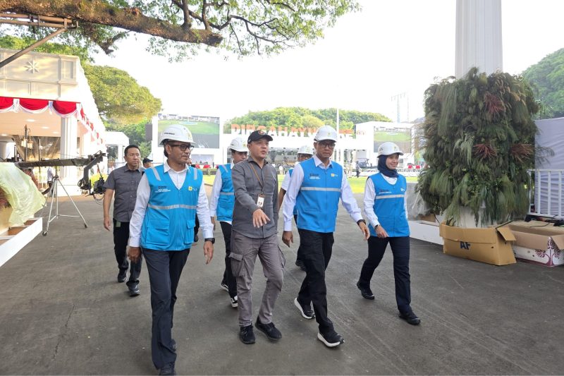 Direktur Utama PLN, Darmawan Prasodjo (kedua dari kanan) didampingi Direktur Distribusi PLN, Arsyadany G. Akmalaputri (kanan), General Manager PLN UID Jakarta Raya, Moch. Andy Adchaminoerdin (kiri), dan Kepala Bagian Bangunan  Sekretariat Presiden, Andi Firdaus (kedua dari kiri) saat meninjau lapangan Istana Merdeka yang akan menjadi venue Upacara HUT ke-80 Kemerdekaan RI. PLN siap menghadirkan suplai listrik yang andal guna mendukung kelancaran seluruh rangkaian agenda peringatan HUT ke-80 Kemerdekaan RI di Jakarta.