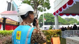 Di samping kibaran Sang Merah Putih, petugas PLN bersiaga penuh mengamankan pasokan listrik, bukan hanya sekadar tugas, namun bentuk pengabdian kepada bangsa dan negara.