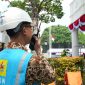 Di samping kibaran Sang Merah Putih, petugas PLN bersiaga penuh mengamankan pasokan listrik, bukan hanya sekadar tugas, namun bentuk pengabdian kepada bangsa dan negara.
