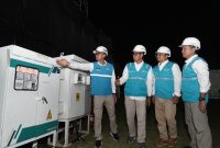 Direktur Utama PLN, Darmawan Prasodjo (kiri), General Manager PLN UID Jakarta Raya, Moch. Andy Adchaminoerdin (kedua dari kiri) dan jajaran ketika meninjau langsung kesiapan peralatan kelistrikan di lokasi Pesta Rakyat dan Karnaval HUT ke-80 Republik Indonesia.