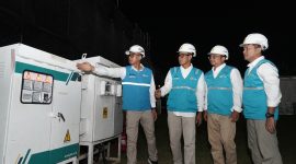 Direktur Utama PLN, Darmawan Prasodjo (kiri), General Manager PLN UID Jakarta Raya, Moch. Andy Adchaminoerdin (kedua dari kiri) dan jajaran ketika meninjau langsung kesiapan peralatan kelistrikan di lokasi Pesta Rakyat dan Karnaval HUT ke-80 Republik Indonesia.