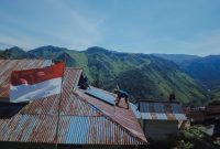 Petugas PLN memasang panel surya di atap salah satu fasilitas umum di Kecamatan Seko, Luwu Utara, Sulawesi Selatan. Inovasi SuperSUN ini menjadi kado istimewa di momen HUT ke-80 Kemerdekaan RI, menghadirkan akses energi dan harapan baru bagi masyarakat di pelosok negeri.
