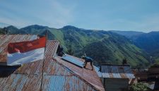 Petugas PLN memasang panel surya di atap salah satu fasilitas umum di Kecamatan Seko, Luwu Utara, Sulawesi Selatan. Inovasi SuperSUN ini menjadi kado istimewa di momen HUT ke-80 Kemerdekaan RI, menghadirkan akses energi dan harapan baru bagi masyarakat di pelosok negeri.