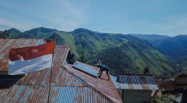 Petugas PLN memasang panel surya di atap salah satu fasilitas umum di Kecamatan Seko, Luwu Utara, Sulawesi Selatan. Inovasi SuperSUN ini menjadi kado istimewa di momen HUT ke-80 Kemerdekaan RI, menghadirkan akses energi dan harapan baru bagi masyarakat di pelosok negeri.