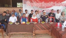 Ikut hadir Ibu Camat Pucuk Rantau Hj. Yulinar (tengah) dan Staf Khusus Bupati Kuansing, Adnan (sebelah kiri Ibu Camat)