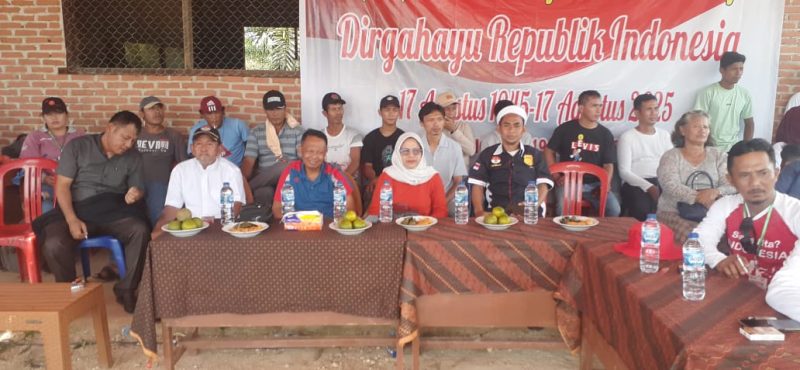 Ikut hadir Ibu Camat Pucuk Rantau Hj. Yulinar (tengah) dan Staf Khusus Bupati Kuansing, Adnan (sebelah kiri Ibu Camat)