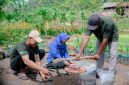 Masyarakat binaan  memanfaatkan kulit buah naga  sebagai bahan pupuk organik dalam  program CSR PIJAR GEMILANG yang diinisiasi oleh PLN Nusantara Power UP Rembang.