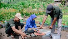 Masyarakat binaan  memanfaatkan kulit buah naga  sebagai bahan pupuk organik dalam  program CSR PIJAR GEMILANG yang diinisiasi oleh PLN Nusantara Power UP Rembang.