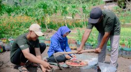 Masyarakat binaan  memanfaatkan kulit buah naga  sebagai bahan pupuk organik dalam  program CSR PIJAR GEMILANG yang diinisiasi oleh PLN Nusantara Power UP Rembang.
