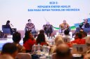 Direktur Jenderal Ketenagalistrikan Kementerian Energi dan Sumber Daya Mineral, Jisman P. Hutajulu (kedua dari kiri), Direktur Teknologi, Enjiniring, dan Keberlanjutan PLN, E. Haryadi (kanan), Kepala Organisasi Riset Tenaga Nuklir Badan Riset dan Inovasi Nasional (BRIN), Syaiful Bakhri (kedua dari kanan) dan Anggota Dewan Energi Nasional, As Natio Lasman (tengah) ketika menjadi panelis dalam agenda Nusantara Energi Forum yang digelar di Jakarta pada Rabu (20/8).