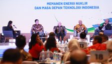 Direktur Jenderal Ketenagalistrikan Kementerian Energi dan Sumber Daya Mineral, Jisman P. Hutajulu (kedua dari kiri), Direktur Teknologi, Enjiniring, dan Keberlanjutan PLN, E. Haryadi (kanan), Kepala Organisasi Riset Tenaga Nuklir Badan Riset dan Inovasi Nasional (BRIN), Syaiful Bakhri (kedua dari kanan) dan Anggota Dewan Energi Nasional, As Natio Lasman (tengah) ketika menjadi panelis dalam agenda Nusantara Energi Forum yang digelar di Jakarta pada Rabu (20/8).