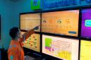 Operator menunjukkan monitor  berisi  dasbor hydrobot, sebuah aplikasi berbasis kecerdasan buatan  yang dikembangkan  secara internal oleh PLN NP sebagai  asisten virtual untuk membantu operator PLTA dalam pengambilan keputusan dengan  cepat dan akurat menggunakan cuaca real time, telemetri, dan model prediktif.