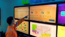 Operator menunjukkan monitor  berisi  dasbor hydrobot, sebuah aplikasi berbasis kecerdasan buatan  yang dikembangkan  secara internal oleh PLN NP sebagai  asisten virtual untuk membantu operator PLTA dalam pengambilan keputusan dengan  cepat dan akurat menggunakan cuaca real time, telemetri, dan model prediktif.