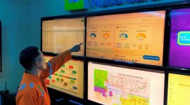 Operator menunjukkan monitor  berisi  dasbor hydrobot, sebuah aplikasi berbasis kecerdasan buatan  yang dikembangkan  secara internal oleh PLN NP sebagai  asisten virtual untuk membantu operator PLTA dalam pengambilan keputusan dengan  cepat dan akurat menggunakan cuaca real time, telemetri, dan model prediktif.