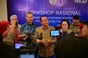 MAKASSAR - Sekretaris Jenderal Kemendes PDT, Taufik Madjid membuka kegiatan Workshop Nasional
Pembangunan Komitmen Pemerintah Daerah
Transformasi Ekonomi Kampung Terpadu (TEKAD) Tahun 2025, di Ballroom Hotel Aryaduta, Makassar, Sulawesi Selatan, Jum’at, (29/08/2025).

Foto : AndriKemendesPDT