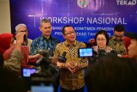 MAKASSAR - Sekretaris Jenderal Kemendes PDT, Taufik Madjid membuka kegiatan Workshop Nasional
Pembangunan Komitmen Pemerintah Daerah
Transformasi Ekonomi Kampung Terpadu (TEKAD) Tahun 2025, di Ballroom Hotel Aryaduta, Makassar, Sulawesi Selatan, Jum’at, (29/08/2025).

Foto : AndriKemendesPDT
