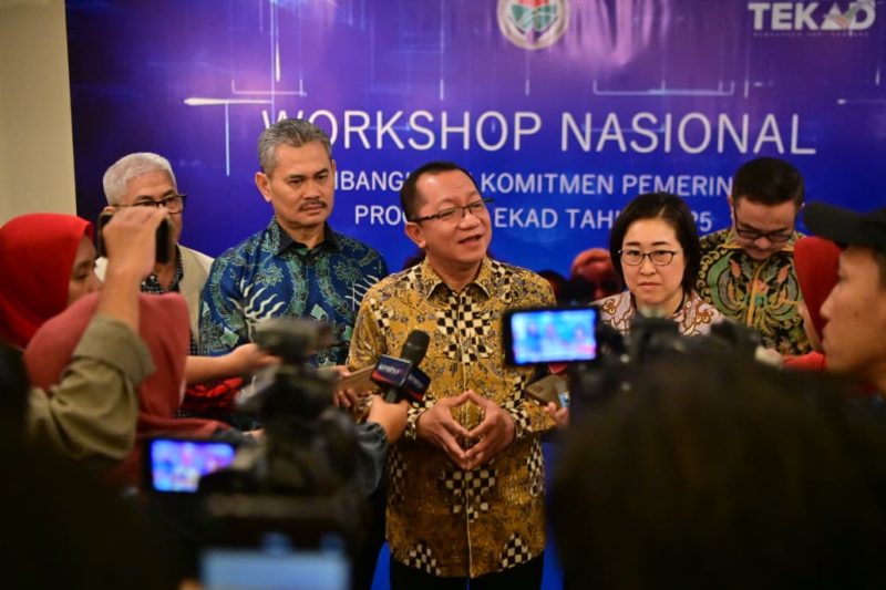 MAKASSAR - Sekretaris Jenderal Kemendes PDT, Taufik Madjid membuka kegiatan Workshop Nasional
Pembangunan Komitmen Pemerintah Daerah
Transformasi Ekonomi Kampung Terpadu (TEKAD) Tahun 2025, di Ballroom Hotel Aryaduta, Makassar, Sulawesi Selatan, Jum’at, (29/08/2025).

Foto : AndriKemendesPDT