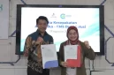 (kiri) Agung Dermawan CEO PT CMS Duta Solusi dan Direktur Utama AdMedika Dian Prambini (kanan) saat penandatanganan nota kesepakatan kolaborasi dalam pemanfaatan teknologi dalam peningkatan digitalisasi dan digitasi solusi layanan kesehatan di Jakarta, pada Selasa (19/8).