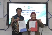 (kiri) Agung Dermawan CEO PT CMS Duta Solusi dan Direktur Utama AdMedika Dian Prambini (kanan) saat penandatanganan nota kesepakatan kolaborasi dalam pemanfaatan teknologi dalam peningkatan digitalisasi dan digitasi solusi layanan kesehatan di Jakarta, pada Selasa (19/8).