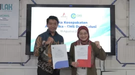 (kiri) Agung Dermawan CEO PT CMS Duta Solusi dan Direktur Utama AdMedika Dian Prambini (kanan) saat penandatanganan nota kesepakatan kolaborasi dalam pemanfaatan teknologi dalam peningkatan digitalisasi dan digitasi solusi layanan kesehatan di Jakarta, pada Selasa (19/8).