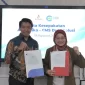 (kiri) Agung Dermawan CEO PT CMS Duta Solusi dan Direktur Utama AdMedika Dian Prambini (kanan) saat penandatanganan nota kesepakatan kolaborasi dalam pemanfaatan teknologi dalam peningkatan digitalisasi dan digitasi solusi layanan kesehatan di Jakarta, pada Selasa (19/8).