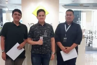 (kiri ke kanan) Account Manager Xooply by Metranet Tomi Putra Dwi Jans, Implementation Officer Xooply Metranet Fakhrul Bahri Ardiansyah, dan Technical Group Leader Yokogawa Theo Amudi saat Kunjungan kerja sama Xooply by Metranet ke Yokogawa Electric.  / foto ist