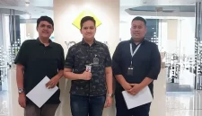 (kiri ke kanan) Account Manager Xooply by Metranet Tomi Putra Dwi Jans, Implementation Officer Xooply Metranet Fakhrul Bahri Ardiansyah, dan Technical Group Leader Yokogawa Theo Amudi saat Kunjungan kerja sama Xooply by Metranet ke Yokogawa Electric.  / foto ist