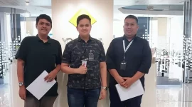(kiri ke kanan) Account Manager Xooply by Metranet Tomi Putra Dwi Jans, Implementation Officer Xooply Metranet Fakhrul Bahri Ardiansyah, dan Technical Group Leader Yokogawa Theo Amudi saat Kunjungan kerja sama Xooply by Metranet ke Yokogawa Electric.  / foto ist