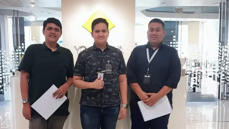 (kiri ke kanan) Account Manager Xooply by Metranet Tomi Putra Dwi Jans, Implementation Officer Xooply Metranet Fakhrul Bahri Ardiansyah, dan Technical Group Leader Yokogawa Theo Amudi saat Kunjungan kerja sama Xooply by Metranet ke Yokogawa Electric.  / foto ist