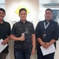 (kiri ke kanan) Account Manager Xooply by Metranet Tomi Putra Dwi Jans, Implementation Officer Xooply Metranet Fakhrul Bahri Ardiansyah, dan Technical Group Leader Yokogawa Theo Amudi saat Kunjungan kerja sama Xooply by Metranet ke Yokogawa Electric.  / foto ist