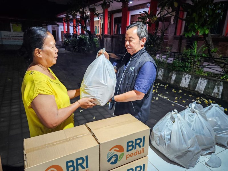 BRI melalui program Corporate Social Responsibility (CSR) BRI Peduli bergerak cepat menyalurkan bantuan tanggap bencana untuk masyarakat terdampak di Bali dan NTT. Foto: Dok BRI