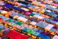 Di Chatuchak Market terdapat sekitar 15.000 toko dan konter yang terbagi atas 30 bagian. (thaiunika.com)