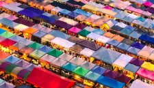 Di Chatuchak Market terdapat sekitar 15.000 toko dan konter yang terbagi atas 30 bagian. (thaiunika.com)