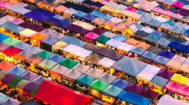 Di Chatuchak Market terdapat sekitar 15.000 toko dan konter yang terbagi atas 30 bagian. (thaiunika.com)