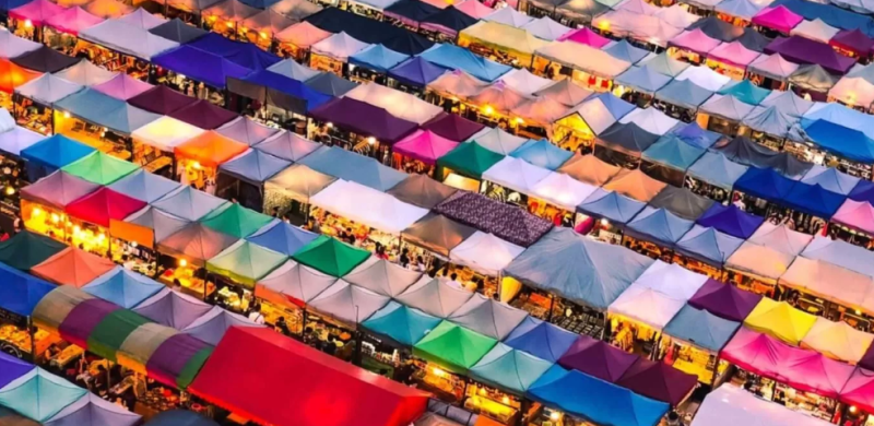 Di Chatuchak Market terdapat sekitar 15.000 toko dan konter yang terbagi atas 30 bagian. (thaiunika.com)