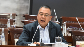 Anggota Komisi XI DPR RI Harris Turino saat mengikuti Rapat Panja RUU P2SK bersama ADK OJK Bidang Pengawasan Perasuransian, Penjaminan, dan Dana Pensiun di Ruang Rapat Komisi XI, Selasa (23/9/2025). / fot ist