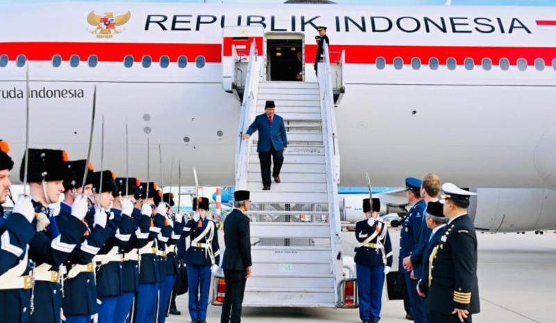 Presiden Republik Indonesia, Prabowo Subianto, tiba di Bandar Udara Internasional Schipol, Amsterdam, Belanda, pada Kamis, 25 September 2025. Foto: BPMI Setpres