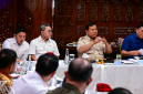 Presiden Prabowo Subianto memimpin rapat bersama sejumlah menteri Kabinet Merah Putih di kediaman pribadinya, Jalan Kertanegara, Jakarta, pada Minggu petang, 28 September 2025. (Foto: BPMI Setpres)