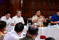 Presiden Prabowo Subianto memimpin rapat bersama sejumlah menteri Kabinet Merah Putih di kediaman pribadinya, Jalan Kertanegara, Jakarta, pada Minggu petang, 28 September 2025. (Foto: BPMI Setpres)