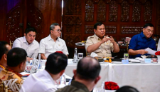 Presiden Prabowo Subianto memimpin rapat bersama sejumlah menteri Kabinet Merah Putih di kediaman pribadinya, Jalan Kertanegara, Jakarta, pada Minggu petang, 28 September 2025. (Foto: BPMI Setpres)