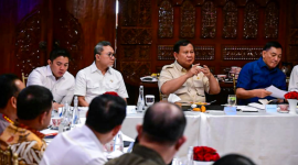 Presiden Prabowo Subianto memimpin rapat bersama sejumlah menteri Kabinet Merah Putih di kediaman pribadinya, Jalan Kertanegara, Jakarta, pada Minggu petang, 28 September 2025. (Foto: BPMI Setpres)