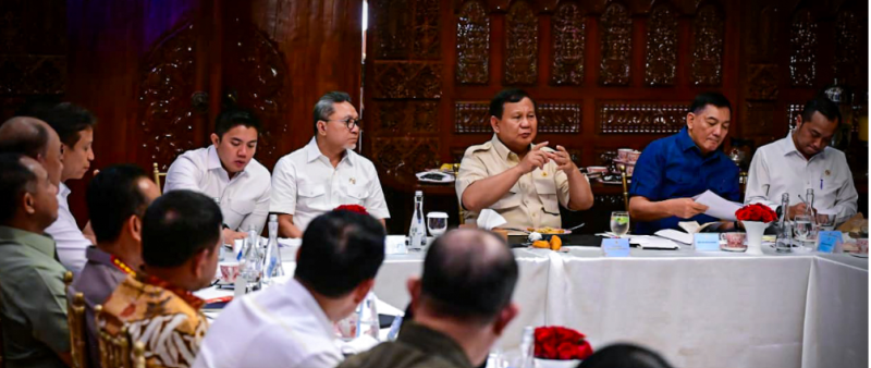 Presiden Prabowo Subianto memimpin rapat bersama sejumlah menteri Kabinet Merah Putih di kediaman pribadinya, Jalan Kertanegara, Jakarta, pada Minggu petang, 28 September 2025. (Foto: BPMI Setpres)