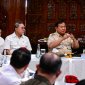 Presiden Prabowo Subianto memimpin rapat bersama sejumlah menteri Kabinet Merah Putih di kediaman pribadinya, Jalan Kertanegara, Jakarta, pada Minggu petang, 28 September 2025. (Foto: BPMI Setpres)
