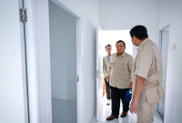 Presiden Prabowo Subianto meninjau salah satu unit rumah subsidi Fasilitas Likuiditas Pembiayaan Perumahan (FLPP) di Pesona Kahuripan 10, Cileungsi, Kabupaten Bogor, pada Senin, 29 September 2025. (Foto: BPMI Setpres)